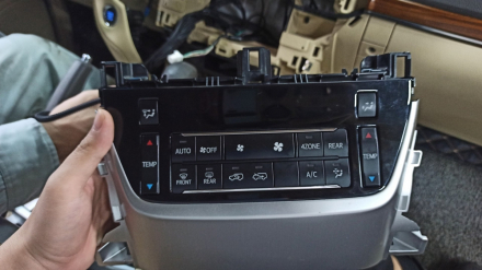 land-cruiser-bang-dieu-khien.jpg