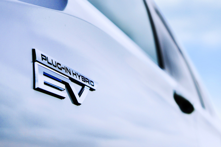 Mitsubishi-Outlander-PHEV-teaser-2.jpg Mitsubishi-Outlander-PHEV-teaser-2.jpg