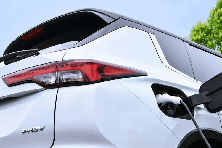 Mitsubishi-Outlander-PHEV-teaser-1.jpg Mitsubishi-Outlander-PHEV-teaser-1.jpg