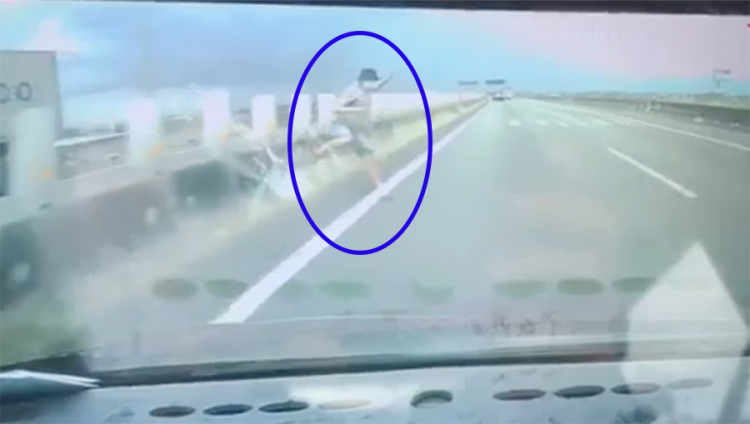 Ô tô chạy tốc độ cao phải đánh lái gấp để tránh người đi bộ băng qua cao tốc Trung Lương