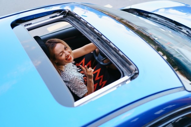 view-driving-woman-through-sunroof_158595-6817.jpg