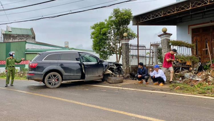 Clip: Xe ô tô ôm cua lấn làn húc bay người đi xe máy ở Lâm Đồng