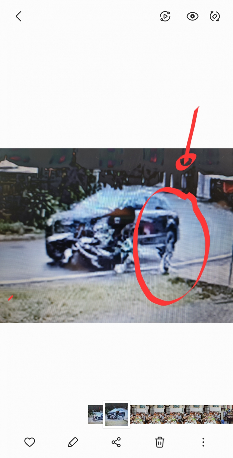 Clip: Xe ô tô ôm cua lấn làn húc bay người đi xe máy ở Lâm Đồng