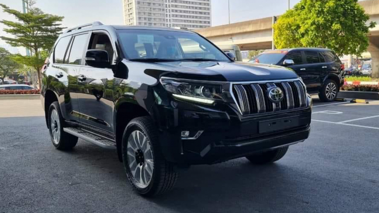 Ảnh thực tế Toyota Land Cruiser Prado 2022 về đại lý có giá 2,5 tỷ đồng