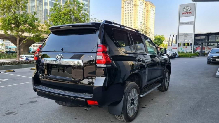 Ảnh thực tế Toyota Land Cruiser Prado 2022 về đại lý có giá 2,5 tỷ đồng