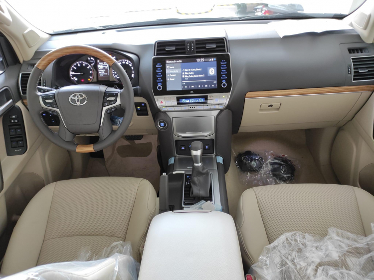 Ảnh thực tế Toyota Land Cruiser Prado 2022 về đại lý có giá 2,5 tỷ đồng