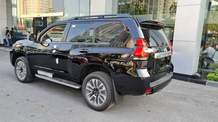 Ảnh thực tế Toyota Land Cruiser Prado 2022 về đại lý có giá 2,5 tỷ đồng