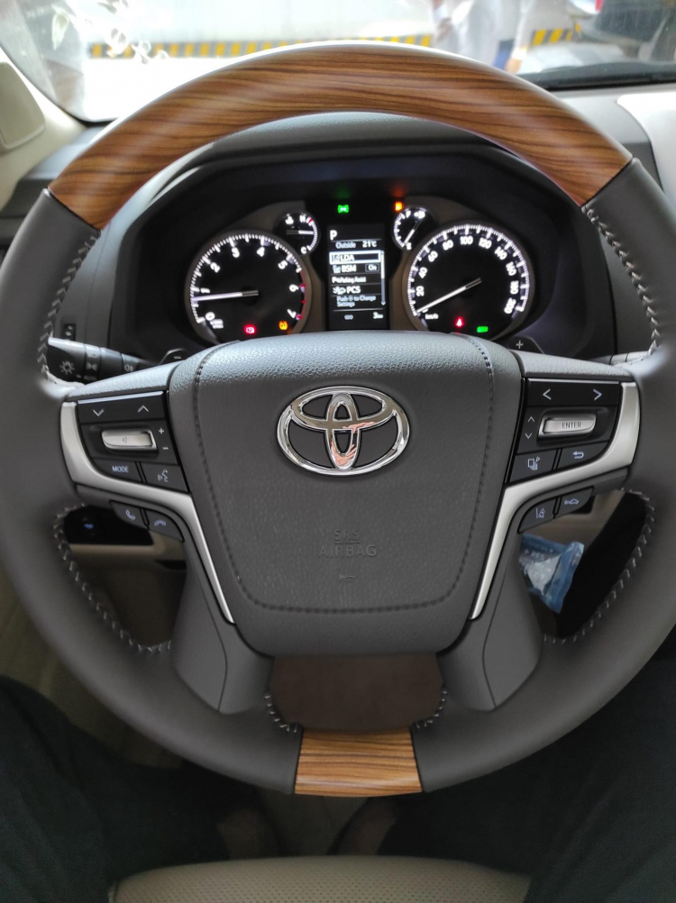 Ảnh thực tế Toyota Land Cruiser Prado 2022 về đại lý có giá 2,5 tỷ đồng