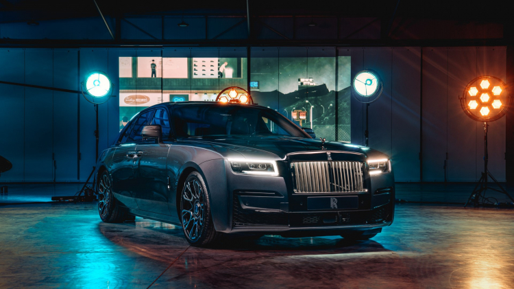 Rolls-Royce Ghost 2022 phiên bản Black Badge sở hữu lớp sơn nặng tới 45kg