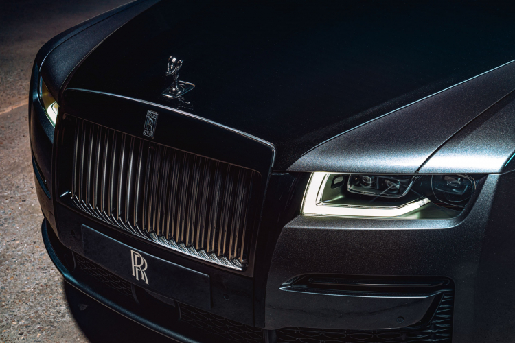 Rolls-Royce Ghost 2022 phiên bản Black Badge sở hữu lớp sơn nặng tới 45kg