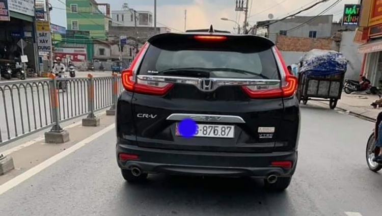 Chiếc honda CR-V tìm cách biến đổi biển số