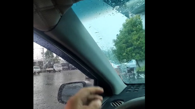 Vì sao nước mưa chảy từ trần xe xuống?