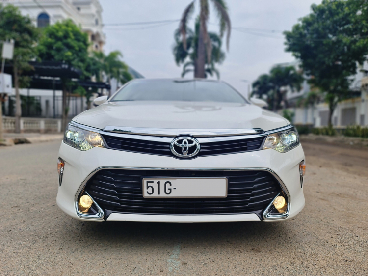 Toyota Camry 2.0 Trắng Sản Xuất 2018 Biển TPHCM