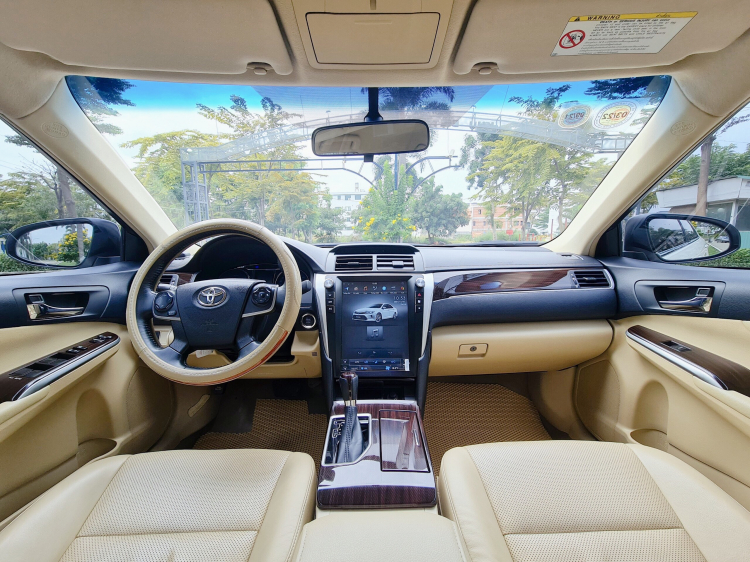 Toyota Camry 2.0 Trắng Sản Xuất 2018 Biển TPHCM