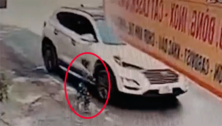 Clip: Bé trai 4 tuổi chạy theo ô tô, không may bị mẹ tông trúng