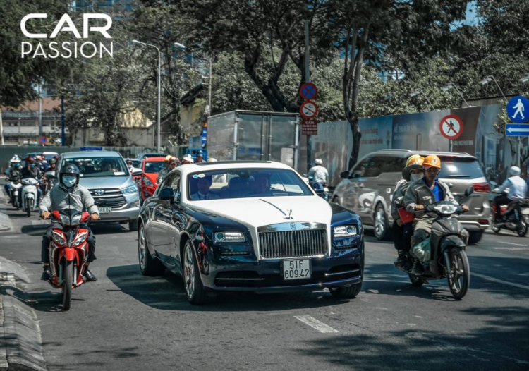 Vẻ đẹp của siêu sang Rolls-Royce Ghost trên đường phố Sài Gòn