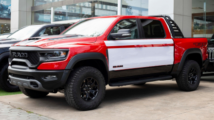 Bất chấp khan hàng, đại lý ở Campuchia vẫn đưa về 2 chiếc RAM 1500 TRX 2021 mạnh 700 mã lực