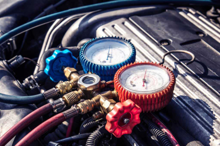  Kiểm tra tình trạng gas điều hòa ô tô bằng đồng hồ chuyên dụng