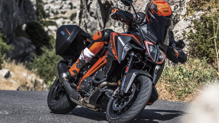 KTM giới thiệu Superduke 1290 GT 2022, nâng cấp một loạt các hệ thống điện tử mới