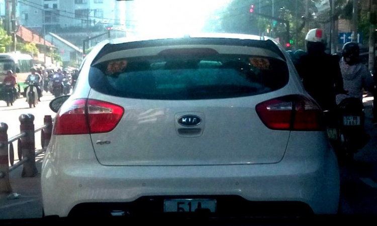 Sticker "Baby in Car" nên dán chỗ nào trên xe Sedan?