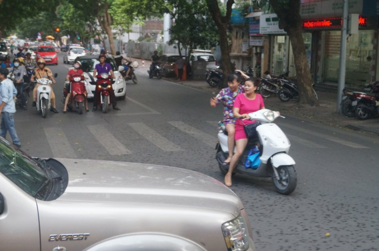 Hà Nội không bắt mũ bảo hiểm ?