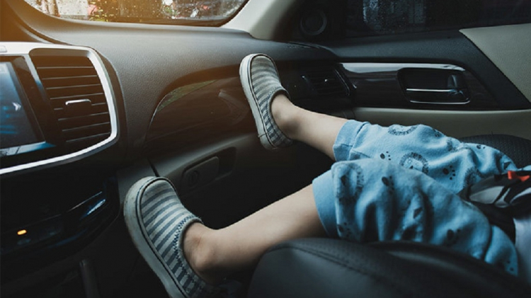 Những thói quen tiềm ẩn gây nguy hiểm cho trẻ em trên xe khi lái xe ...