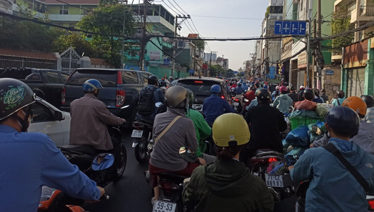 Người Sài Gòn vui vì...kẹt xe sau đợt giãn cách dài
