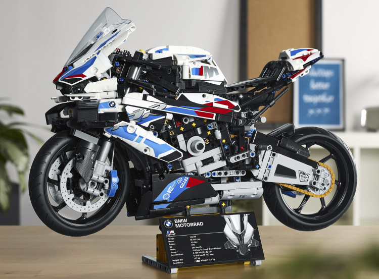 BMW-Motorrad-Lego-Technic-M1000RR-5-e1639356041322.jpg