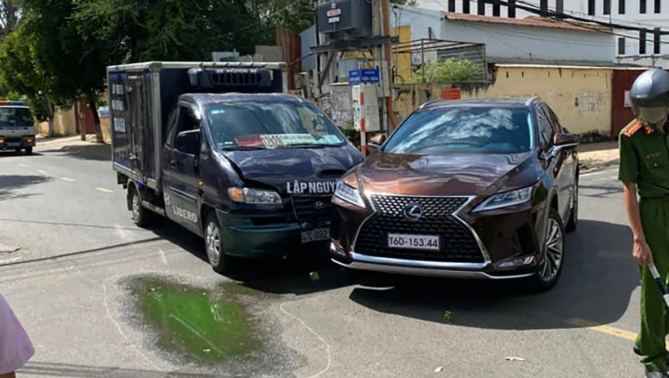 Xe sang Lexus đeo biển tạm va chạm với xe tải tại ngã tư: Xe nào sai? Xe sang Lexus đeo biển tạm va chạm với xe tải tại ngã tư: Xe nào sai?