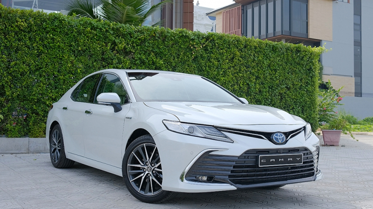 Giá lăn bánh Toyota Camry 2022