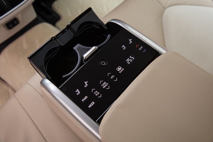 Bảng điều khiển hàng ghế sau Toyota Camry 2022 bản 2.5HEV Hybrid.jpg