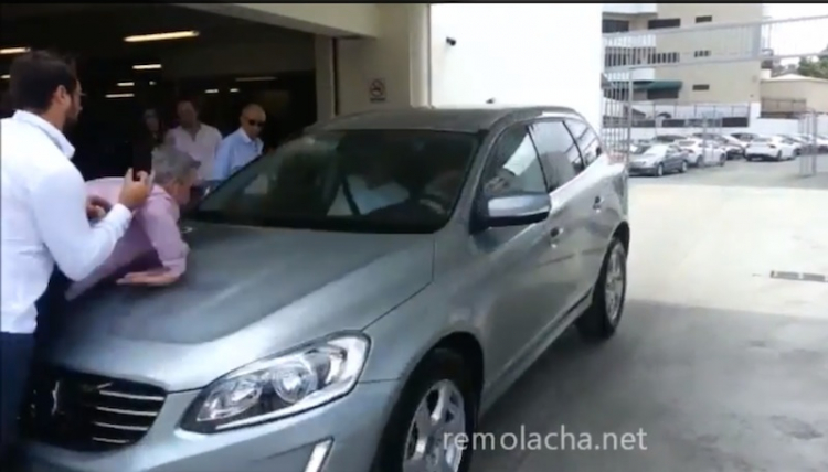 Video: Volvo XC60 tự lái đâm phóng viên chạy "mất dép"