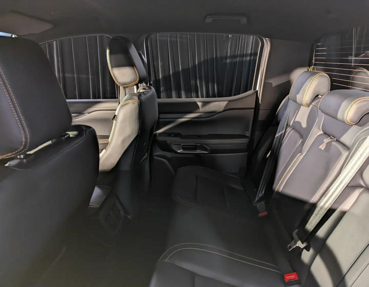 Hàng ghế sau Ford Ranger 2022 3.0 V6.jpg
