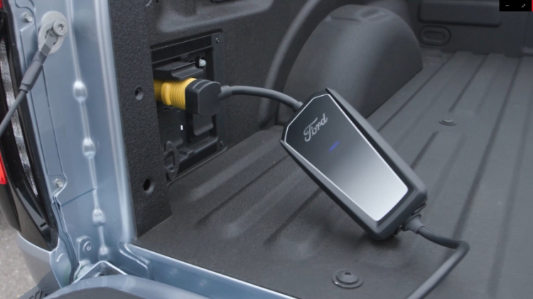 Bán tải chạy điện Ford F-150 Lightning có thể biến thành sạc dự phòng cho xe điện khác