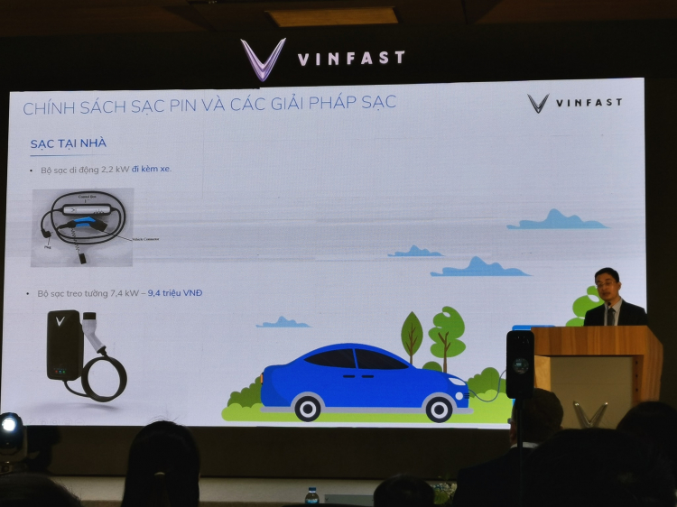 VinFast bàn giao lô xe ô tô điện VF e34 đầu tiên cho khách hàng