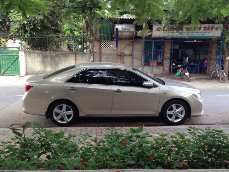 camry 2.5Q, đăng ký 01/2014, đi 15,000 km, giá...?