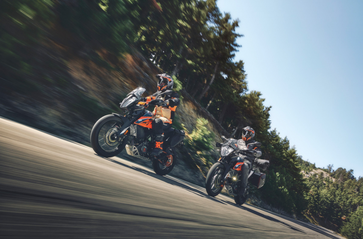 KTM 390 Adventure 2022 có thêm màu mới và tính năng hỗ trợ lái