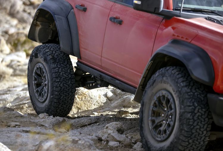 2022-Ford-Bronco-Raptor_details_03-Copy.jpg