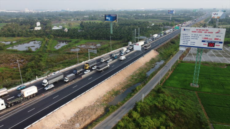 Cao tốc Trung Lương - Mỹ Thuận ùn ứ kéo dài ngay trong ngày đầu thông xe: Tài xế rối vì biển báo chỉ đường