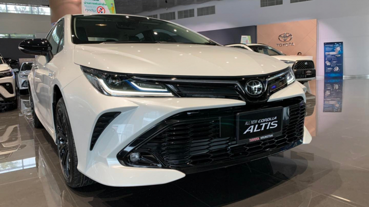 Ảnh thực tế Toyota Corolla Altis GR Sport 2022 có giá 760 triệu đồng ở Thái Lan
