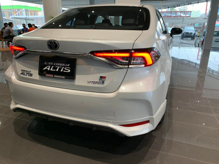 Ảnh thực tế Toyota Corolla Altis GR Sport 2022 có giá 760 triệu đồng ở Thái Lan