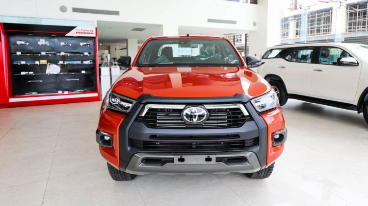 Bán tải Toyota Hilux “cháy hàng” tại Việt Nam đến giữa năm 2022 mới có xe