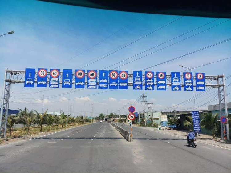 Muôn kiểu cắm biển báo Khu Dân Cư gây bức xúc tại Việt Nam Muôn kiểu cắm biển báo Khu Dân Cư gây bức xúc tại Việt Nam
