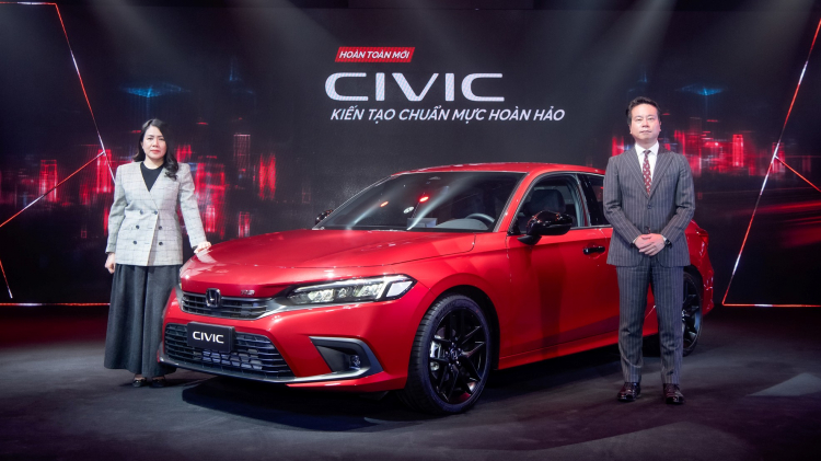 Phó Tổng Giám đốc thứ nhất và Tổng Giám đốc HVN bên cạnh Honda Civic 2022 (Từ Trái qua phải).jpg