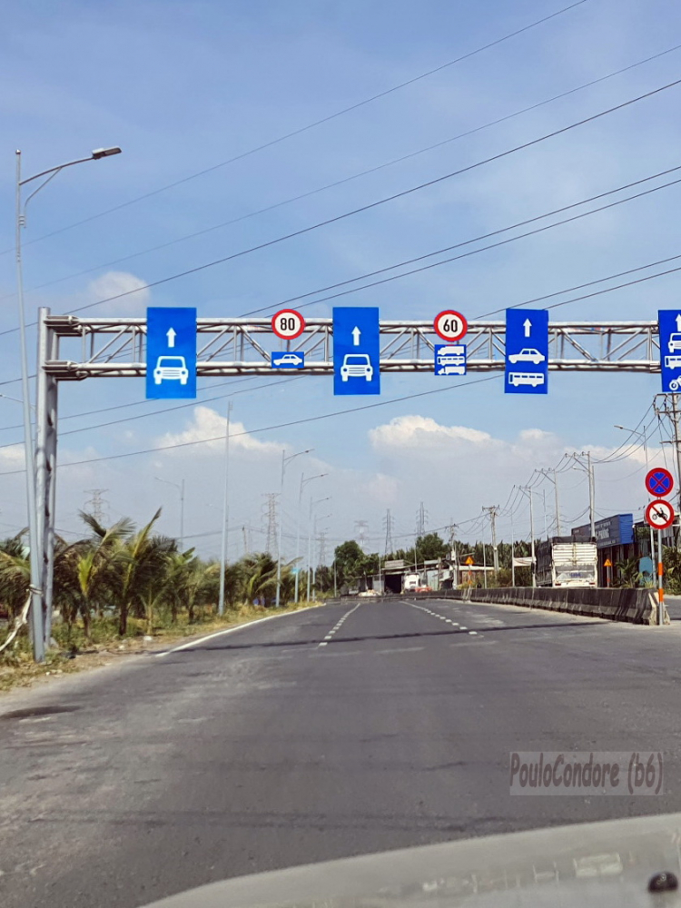 Biển báo treo trên giá long môn nhìn như "ma trận" khiến lái xe "rối" không biết chạy sao Biển báo treo trên giá long môn nhìn như "ma trận" khiến lái xe "rối" không biết chạy sao