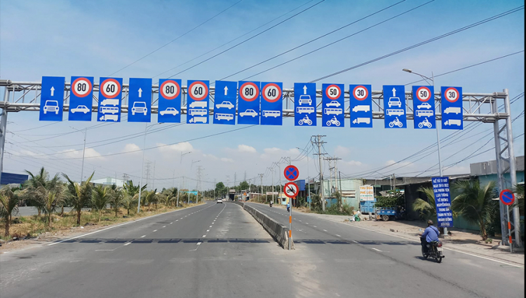 Biển báo treo trên giá long môn nhìn như "ma trận" khiến lái xe "rối" không biết chạy sao