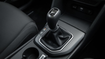 Hộp số sàn mô phỏng của Toyota dành cho xe điện (1).jpg