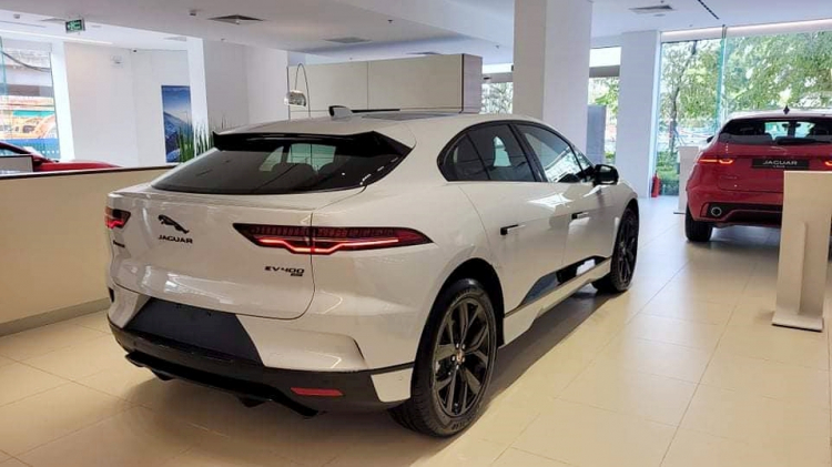 Xe điện Jaguar I-Pace xuất hiện tại showroom ở Hà Nội (2).jpg