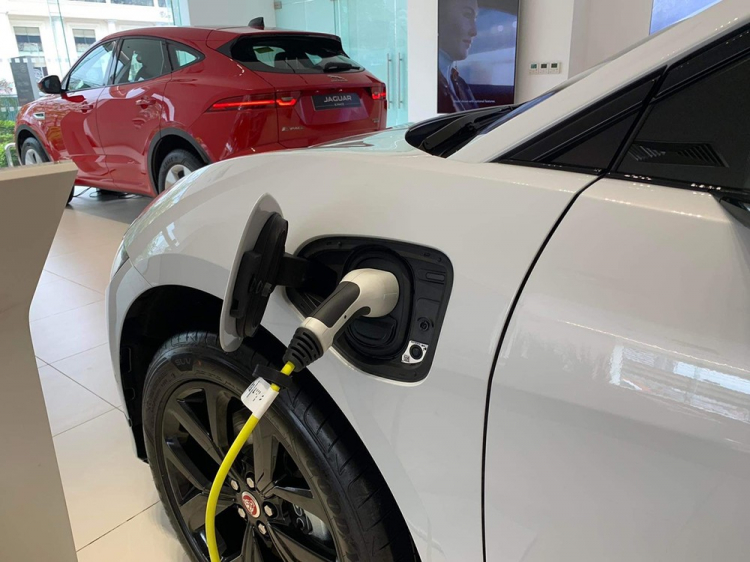 Xe điện Jaguar I-Pace xuất hiện tại showroom ở Hà Nội (5).jpg Xe điện Jaguar I-Pace xuất hiện tại showroom ở Hà Nội (5).jpg