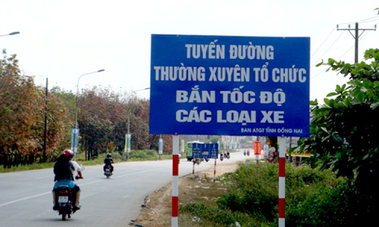 Tranh cãi gay gắt nên hay không với hành động người đàn ông dùng sơn vẽ xuống đường cảnh báo "bắn tốc độ" Tranh cãi gay gắt nên hay không với hành động người đàn ông dùng sơn vẽ xuống đường cảnh báo "bắn tốc độ"